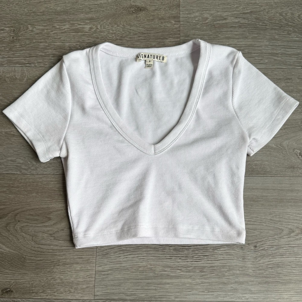 Signature 8 Size S White V-Neck Cropped Ribbed Tee